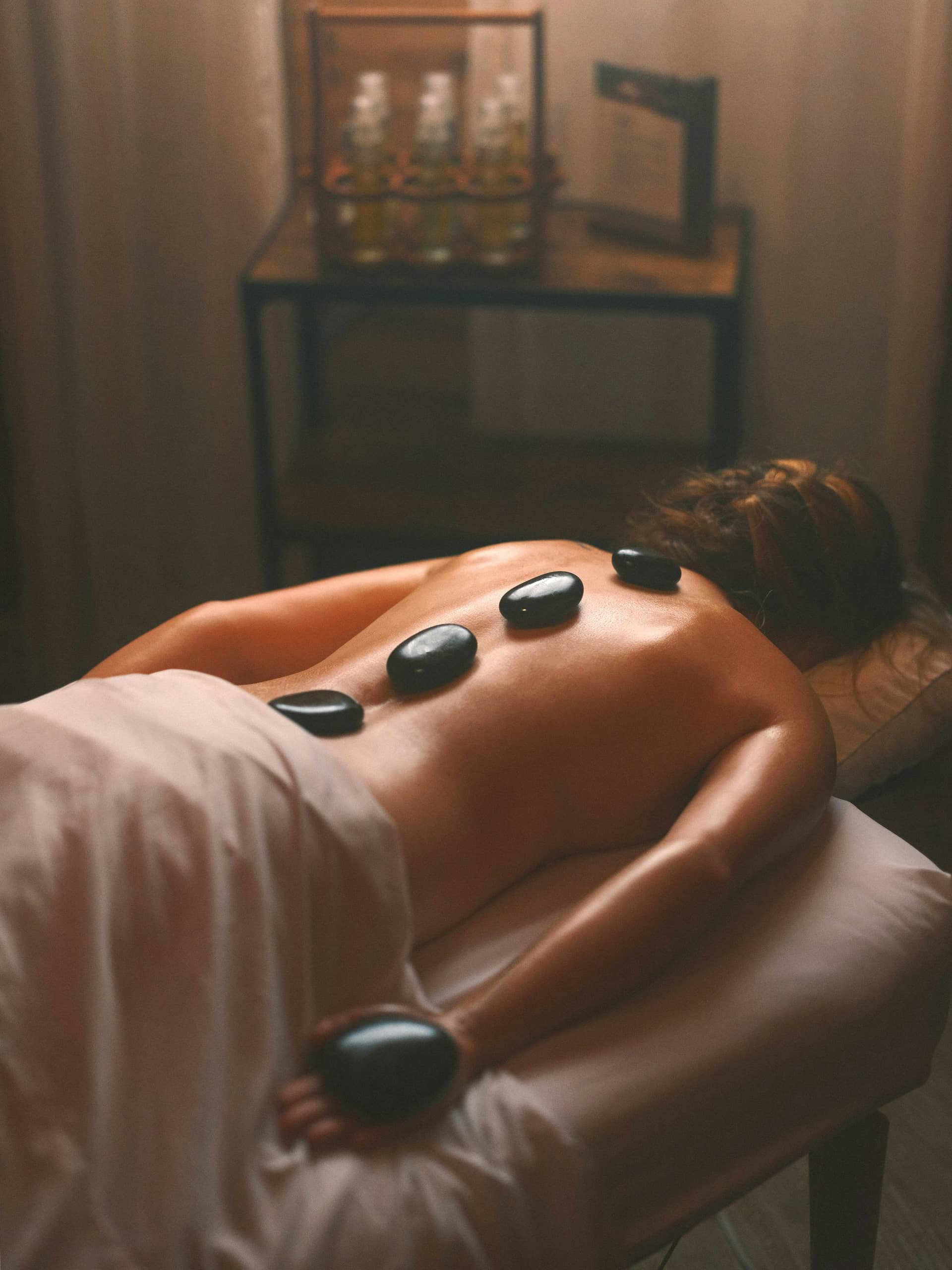Sıcak taş masajı — Velour spa ritüeli